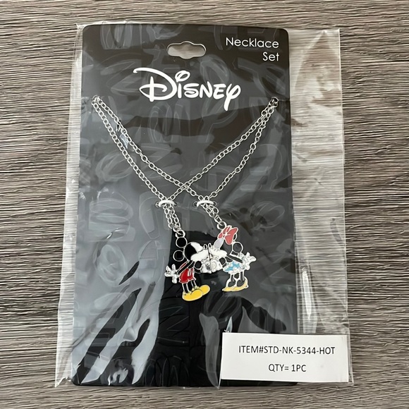 Kissing Mickey and Minnie necklace set - Picture 1 of 1